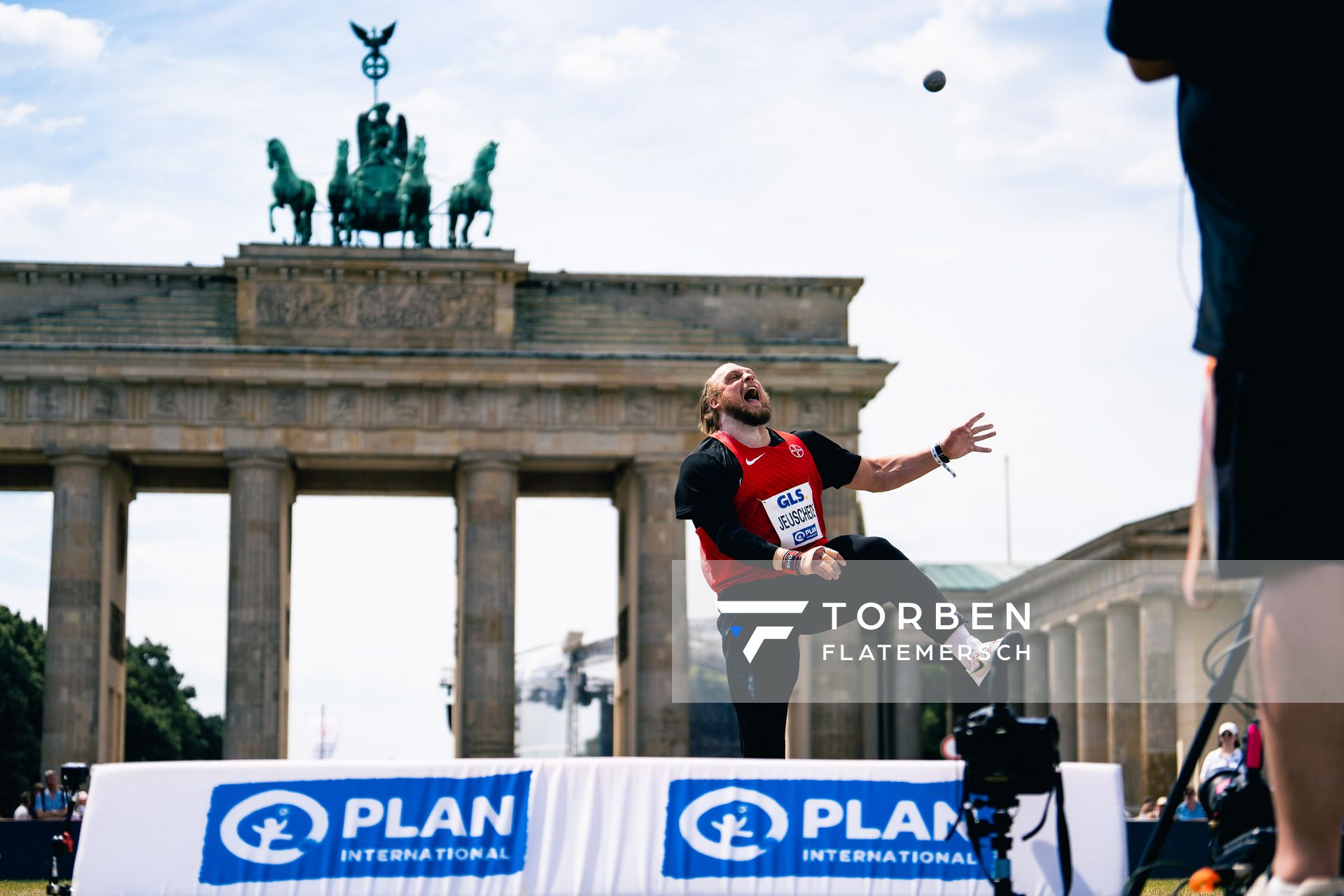 Jan Josef Jeuschede (TSV Bayer 04 Leverkusen) beim Kugelstossen waehrend der deutschen Leichtathletik-Meisterschaften auf dem Pariser Platz am 24.06.2022 in Berlin